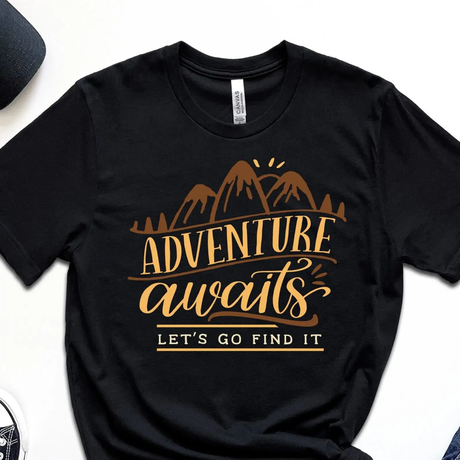 Outdoor Adventure Vacations For Families - T-shirt « L'aventure vous attend »