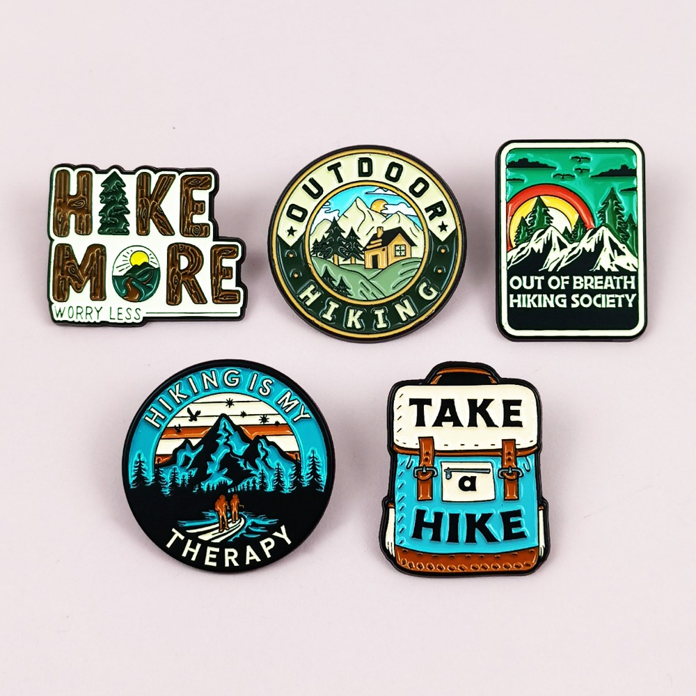 Outdoor Adventure Clothing - Broche vintage de randonnée en plein